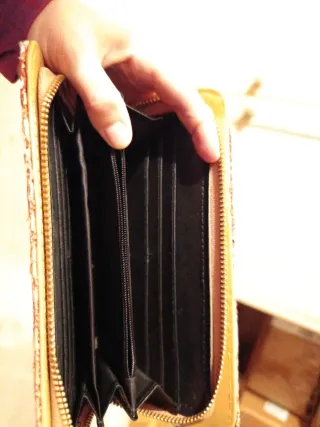 Cartera de cuero con diseño de rayas