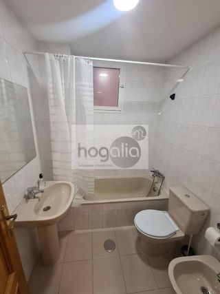 Piso en alquiler en Pedro Salvador - Las Palmeritas en Sevilla