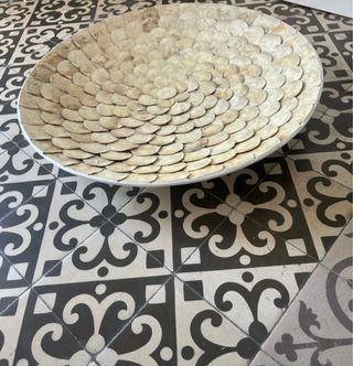 Plato decorativo beige y negro