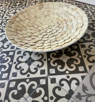 Plato decorativo beige y negro
