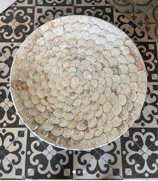 Plato decorativo beige y negro