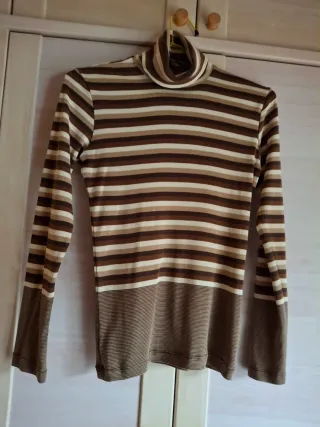 Camiseta Zara cuello alto rayas