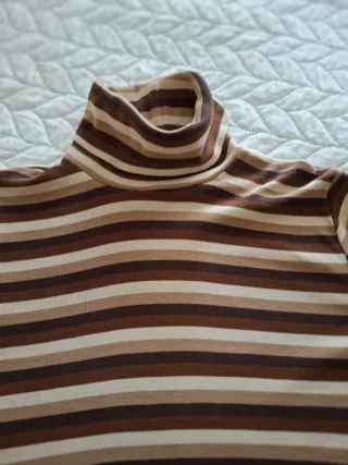 Camiseta Zara cuello alto rayas