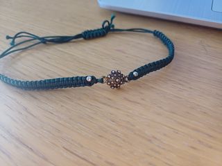 Pulsera trenzada con detalle central de plata