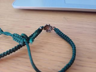 Pulsera trenzada con detalle central de plata