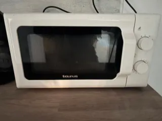 Microondas Taurus blanco y negro