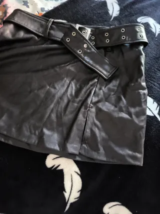 Falda efecto cuero con cinturón