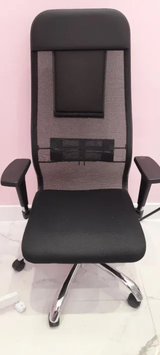 Silla de oficina ergonómica negra