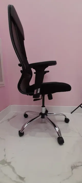Silla de oficina ergonómica negra