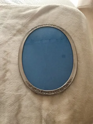 Marco de plata ovalado decorado