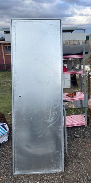 Puerta de chapa metálica