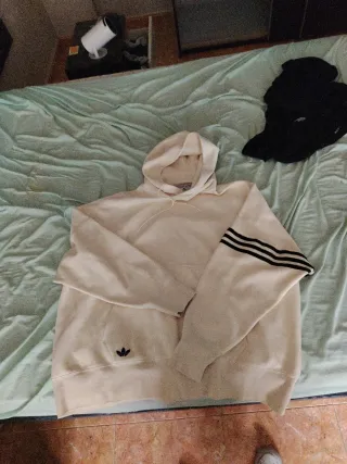 Sudadera Adidas Beige con Rayas Negras