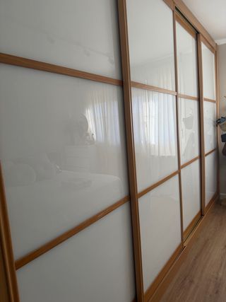 Armario puertas correderas madera y cristal