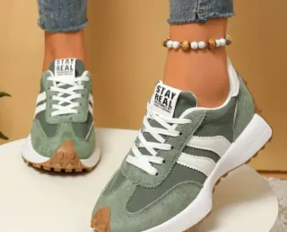 Zapatillas deportivas verdes y blancas