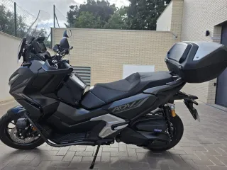 Honda ADV350 2025 con todos los extras y 317 kms
