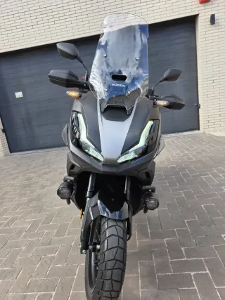 Honda ADV350 2025 con todos los extras y 317 kms