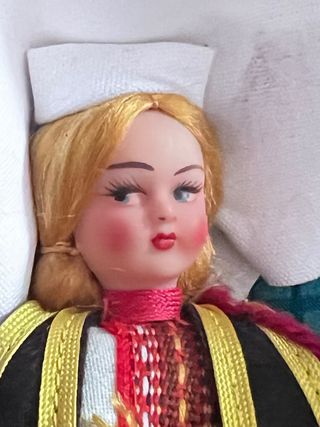 Muñeca antigua folclórica de Europa del Este