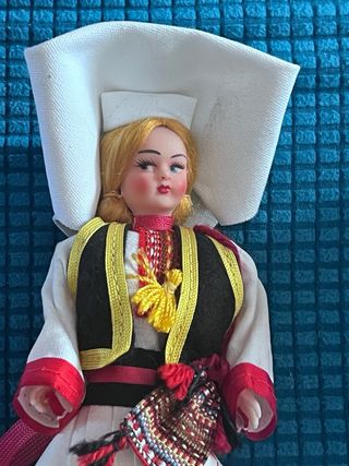 Muñeca antigua folclórica de Europa del Este