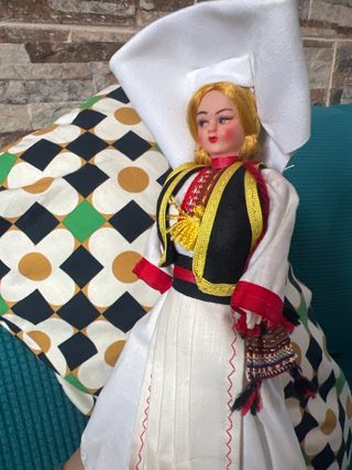 Muñeca antigua folclórica de Europa del Este