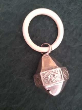 Sonajero antiguo con aro blanco