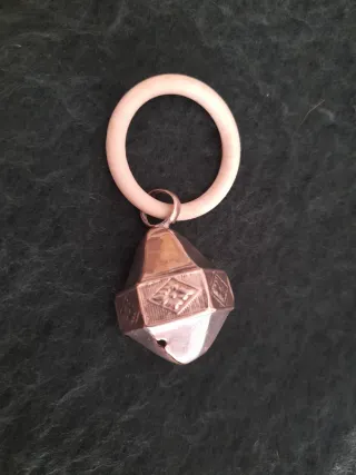 Sonajero antiguo con aro blanco