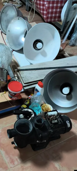 Lampade da soffitto argentate e bianche