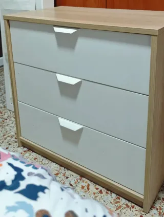Cómoda ASKVOLL de Ikea, 3 cajones madera y blanco
