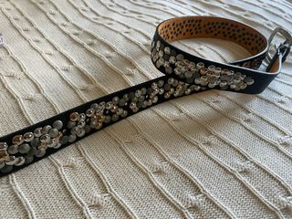 Precioso  cinturón de tachuelas
