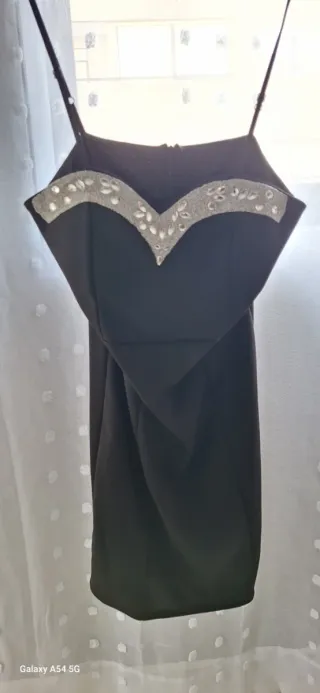 Vestido de fiesta negro con detalles plateados