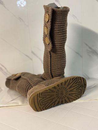 Stivali UGG in maglia marroni con bottoni
