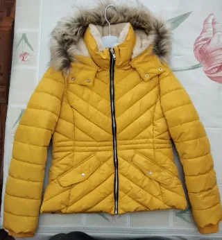 Chaqueta amarilla con capucha y pelo