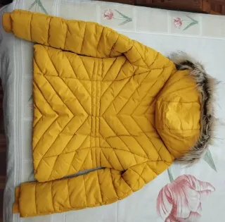 Chaqueta amarilla con capucha y pelo