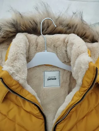 Chaqueta amarilla con capucha y pelo