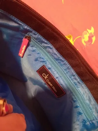 Porta ordenador Calvin Klein negro y rojo