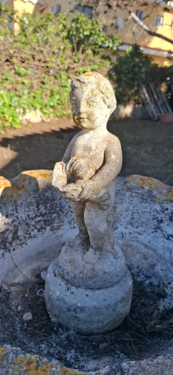 Fuente de jardín de piedra con figura