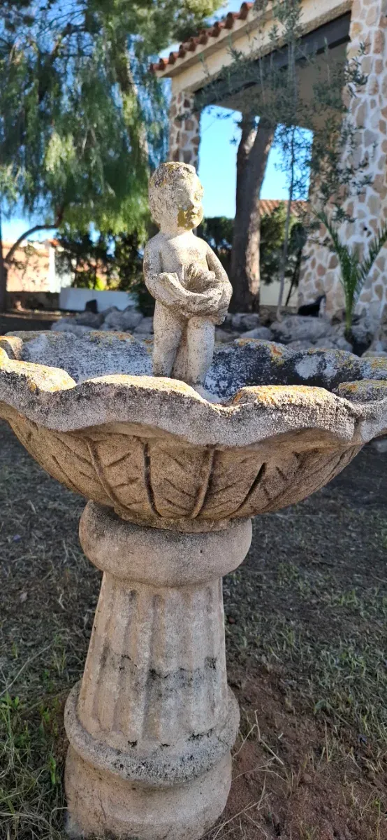 Fuente de jardín de piedra con figura