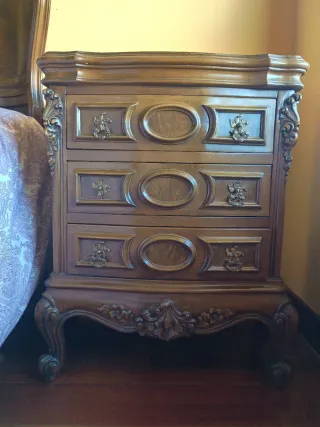 Conjunto cabecero y 2 mesitas de noche.