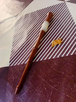 Portaplumas oblicuo de madera