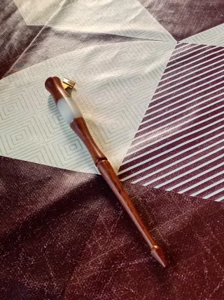 Portaplumas oblicuo de madera