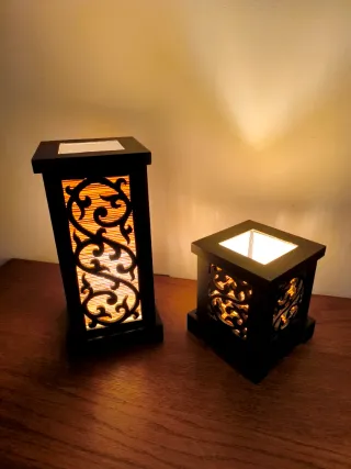 Coppia di lampade in legno nero con design