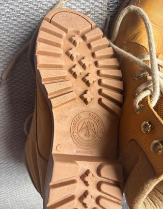 Botas de cuero beige y marrón