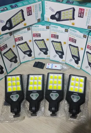 4 LAMPADE + PANNELLI SOLARI CON SENSORE MOVIMENTO NUOVI