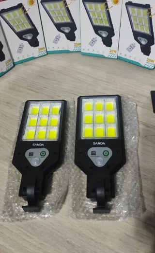 4 LAMPADE + PANNELLI SOLARI CON SENSORE MOVIMENTO NUOVI