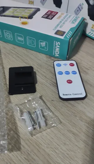 4 LAMPADE + PANNELLI SOLARI CON SENSORE MOVIMENTO NUOVI