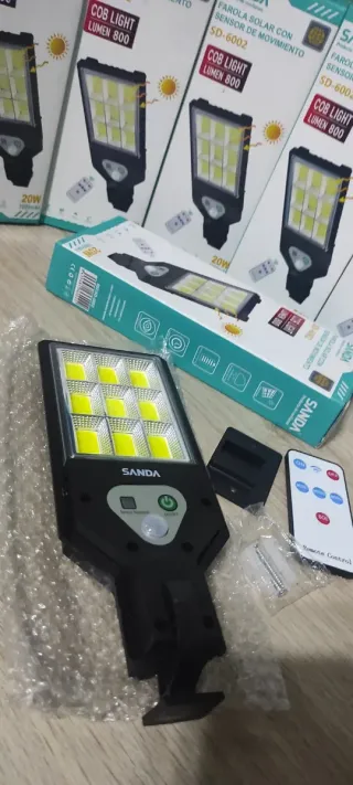 4 LAMPADE + PANNELLI SOLARI CON SENSORE MOVIMENTO NUOVI