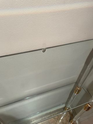 Estantería de cristal y metal dorado