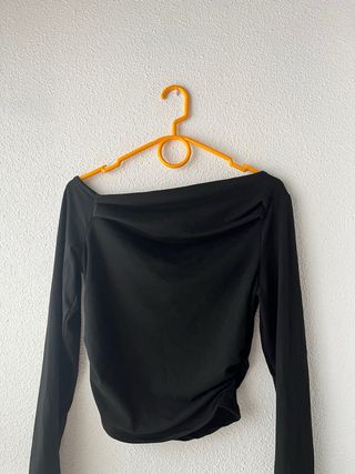 Camiseta negra fruncida manga larga