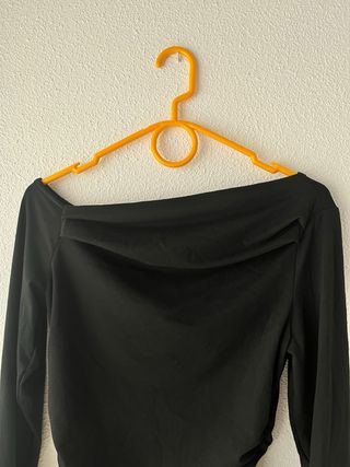 Camiseta negra fruncida manga larga