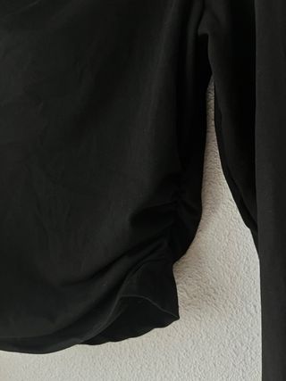 Camiseta negra fruncida manga larga