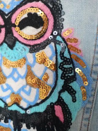 Cazadora vaquera con búho bordado